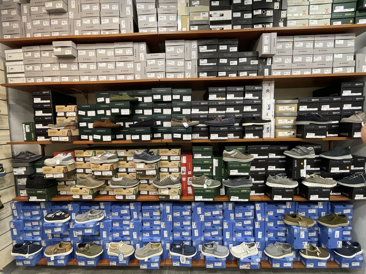 Espositori del negozio La Scarpa per Tutti